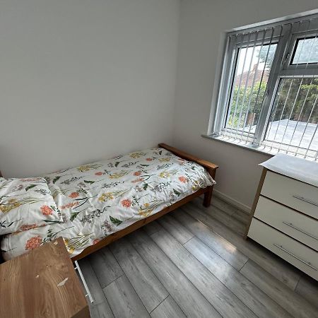 Lovely 3 Bedroom Entire Home With Street Parking - Close To Nec, Bhx Airport - Sleeps 6 Guests Ideal For Contractors & Families Birmingham Zewnętrze zdjęcie