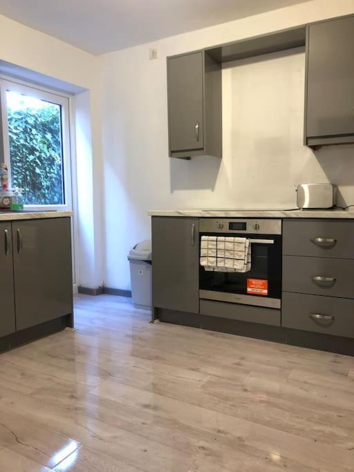 Lovely 3 Bedroom Entire Home With Street Parking - Close To Nec, Bhx Airport - Sleeps 6 Guests Ideal For Contractors & Families Birmingham Zewnętrze zdjęcie