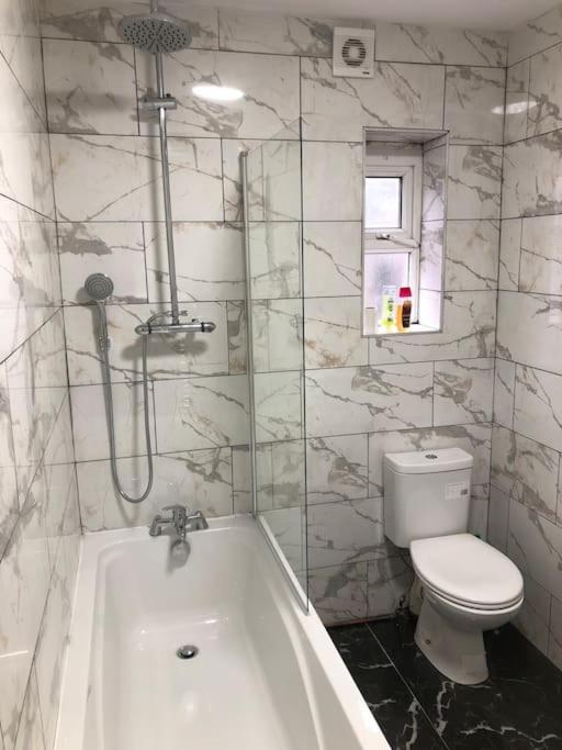 Lovely 3 Bedroom Entire Home With Street Parking - Close To Nec, Bhx Airport - Sleeps 6 Guests Ideal For Contractors & Families Birmingham Zewnętrze zdjęcie