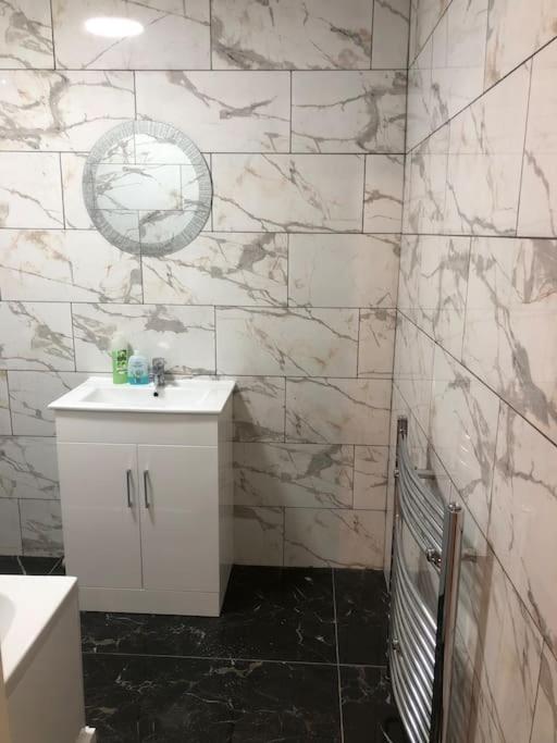 Lovely 3 Bedroom Entire Home With Street Parking - Close To Nec, Bhx Airport - Sleeps 6 Guests Ideal For Contractors & Families Birmingham Zewnętrze zdjęcie