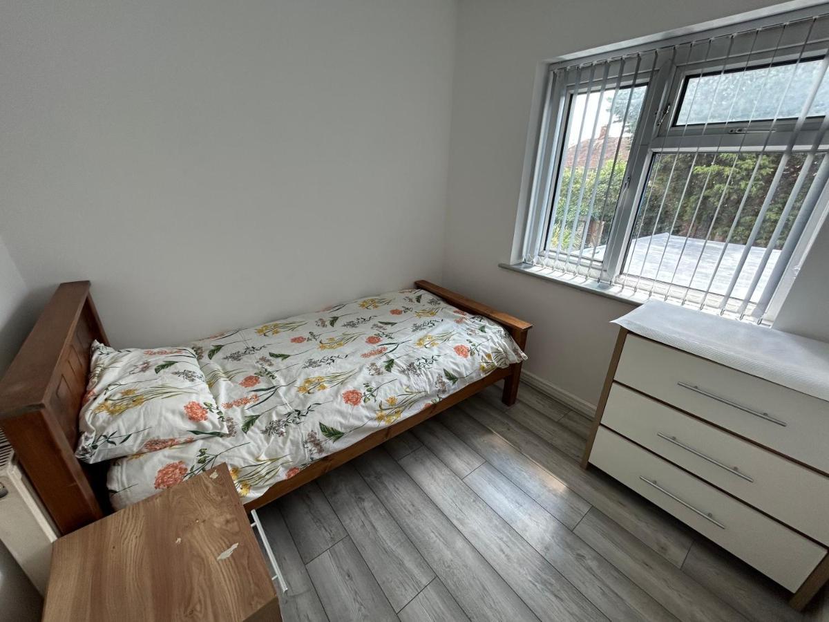 Lovely 3 Bedroom Entire Home With Street Parking - Close To Nec, Bhx Airport - Sleeps 6 Guests Ideal For Contractors & Families Birmingham Zewnętrze zdjęcie