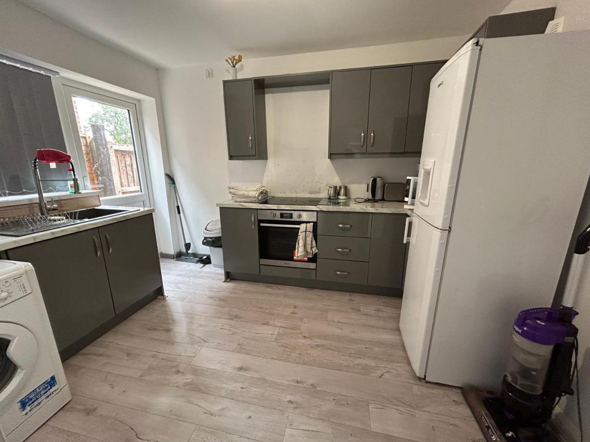 Lovely 3 Bedroom Entire Home With Street Parking - Close To Nec, Bhx Airport - Sleeps 6 Guests Ideal For Contractors & Families Birmingham Zewnętrze zdjęcie